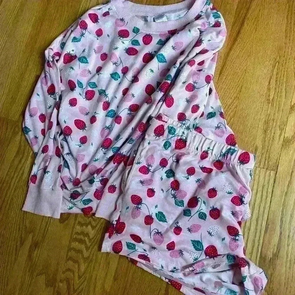 Sold out! Joyspun Women’s strawberry print long sleeve top and shorts pajama set - Picture 2 of 4